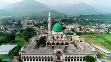 Hazrat Bari İmam Sarkar Tapınağı Sunny Blue Sky Day 'de nefes kesici bir manzara. Hava Aracı Görünümü