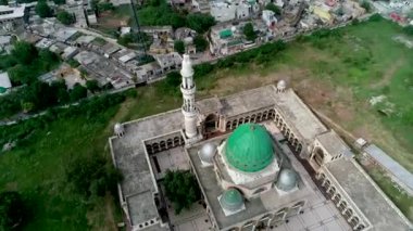 Hazrat Bari İmam Sarkar Tapınağı Sunny Blue Sky Day 'de nefes kesici bir manzara. Hava Aracı Görünümü