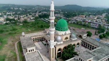 Hazrat Bari İmam Sarkar Tapınağı Sunny Blue Sky Day 'de nefes kesici bir manzara. Hava Aracı Görünümü