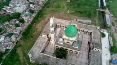 Hazrat Bari İmam Sarkar Tapınağı Sunny Blue Sky Day 'de nefes kesici bir manzara. Hava Aracı Görünümü