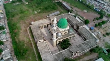 Hazrat Bari İmam Sarkar Tapınağı Sunny Blue Sky Day 'de nefes kesici bir manzara. Hava Aracı Görünümü