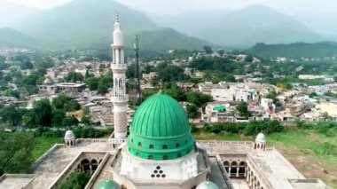 Hazrat Bari İmam Sarkar Tapınağı Sunny Blue Sky Day 'de nefes kesici bir manzara. Hava Aracı Görünümü