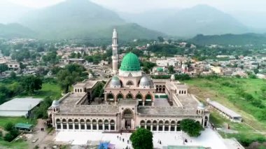 Hazrat Bari İmam Sarkar Tapınağı Sunny Blue Sky Day 'de nefes kesici bir manzara. Hava Aracı Görünümü