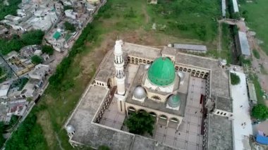 Hazrat Bari İmam Sarkar Tapınağı Sunny Blue Sky Day 'de nefes kesici bir manzara. Hava Aracı Görünümü