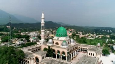 Hazrat Bari İmam Sarkar Tapınağı Sunny Blue Sky Day 'de nefes kesici bir manzara. Hava Aracı Görünümü