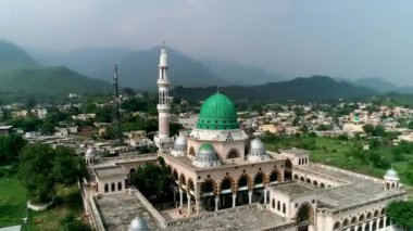 Hazrat Bari İmam Sarkar Tapınağı Sunny Blue Sky Day 'de nefes kesici bir manzara. Hava Aracı Görünümü