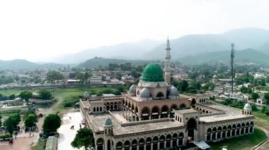 Hazrat Bari İmam Sarkar Tapınağı Sunny Blue Sky Day 'de nefes kesici bir manzara. Hava Aracı Görünümü