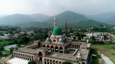 Hazrat Bari İmam Sarkar Tapınağı Sunny Blue Sky Day 'de nefes kesici bir manzara. Hava Aracı Görünümü