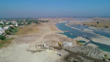 Bir köyün üzerinde uçan bir hava manzarası Pakistan 'ın Punjab butta Kotla köyündeki Jehlum Nehri' dir. Drone Görünümü