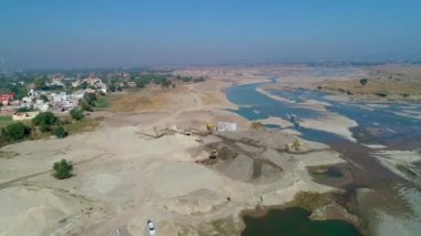 Bir köyün üzerinde uçan bir hava manzarası Pakistan 'ın Punjab butta Kotla köyündeki Jehlum Nehri' dir. Drone Görünümü