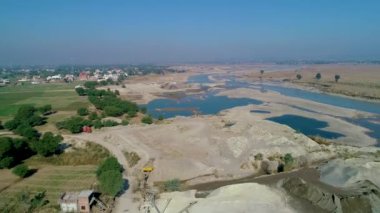 Bir köyün üzerinde uçan bir hava manzarası Pakistan 'ın Punjab butta Kotla köyündeki Jehlum Nehri' dir. Drone Görünümü