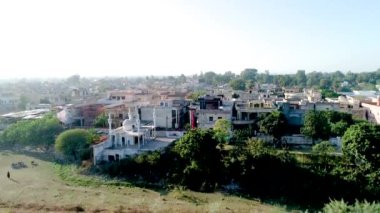 Bir köyün üzerinde uçan bir hava manzarası Pakistan 'ın Punjab butta Kotla köyündeki Jehlum Nehri' dir. Drone Görünümü
