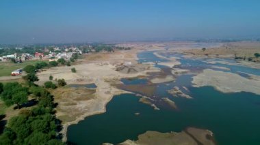 Bir köyün üzerinde uçan bir hava manzarası Pakistan 'ın Punjab butta Kotla köyündeki Jehlum Nehri' dir. Drone Görünümü