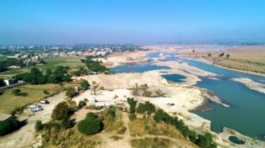 Bir köyün üzerinde uçan bir hava manzarası Pakistan 'ın Punjab butta Kotla köyündeki Jehlum Nehri' dir. Drone Görünümü