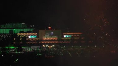 Geceleri parlamentoda havai fişekler. Drone Videosu