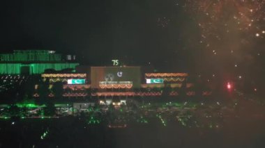 Geceleri parlamentoda havai fişekler. Drone Videosu