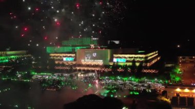 Geceleri parlamentoda havai fişekler. Drone Videosu
