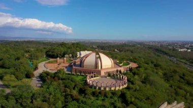 Pakistan Ulusal Anıtı 'nın üzerindeki hava manzarası. İslamabad, Pakistan - 20 Kasım 2024