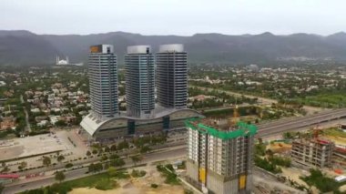 İslamabad, Pakistan, Mart 1,2024: Centaurus AVM Pakistan 'ın en büyük alışveriş merkezidir. Hava görünümü