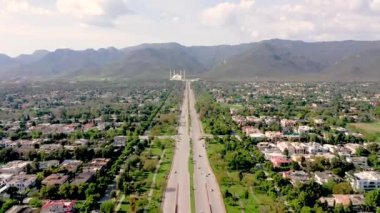 İslamabad Güzel Otoyolu, Faisal Bulvarı, Yollar ve Faisal Camii olan Margalla Tepeleri. Hava görüntüsü. İslamabad, Pakistan - 02 26 2024