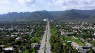 İslamabad Güzel Otoyolu, Faisal Bulvarı, Yollar ve Faisal Camii olan Margalla Tepeleri. Hava görüntüsü. İslamabad, Pakistan - 02 26 2024