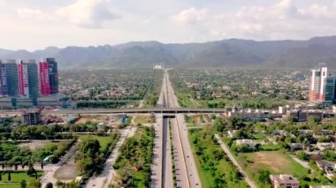 İslamabad Güzel Otoyolu, Faisal Bulvarı, Yollar ve Faisal Camii olan Margalla Tepeleri. Hava görünümü.