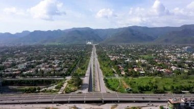 İslamabad Güzel Otoyolu, Faisal Bulvarı, Yollar ve Faisal Camii olan Margalla Tepeleri. Hava görünümü.