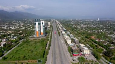 Telekomünikasyon, mavi bölge İslamabad 'da trafik var. Hava Görünümü