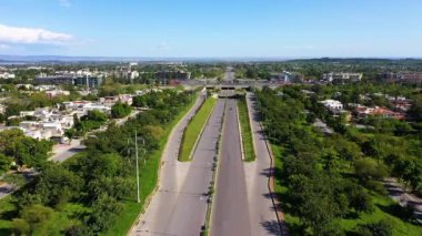 Pakistan 'ın Srinagar Keşmir Karayolu İslamabad Başkenti' nde Peshawar Mor kavşağı. Drone Görünümü 