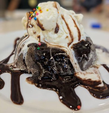 Çikolatalı lav keki ve dondurma üstte..