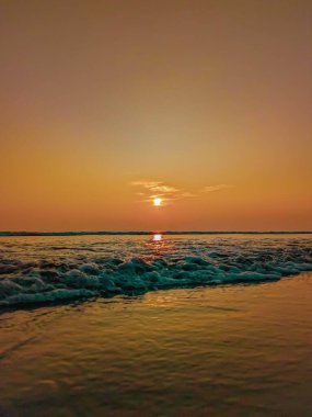 Denizin üzerinde güzel bir gün batımı.