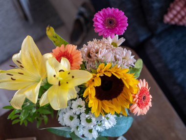 Bir vazoda canlı bir buket taze çiçek, kutlama ve aşkı sembolize ediyor, ev dekorasyonu için mükemmel.