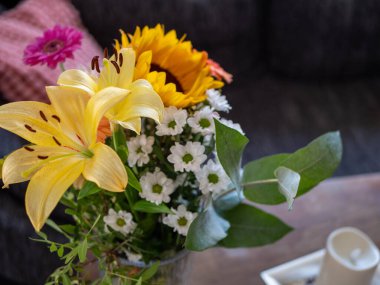 Bir vazoda canlı bir buket taze çiçek, kutlama ve aşkı sembolize ediyor, ev dekorasyonu için mükemmel.