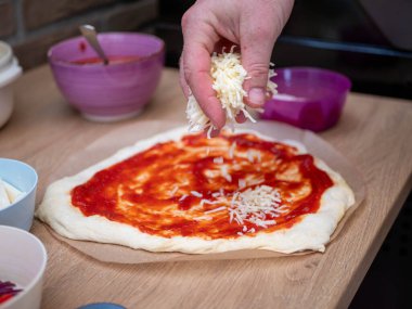 Parçalanmış Mozzarella Peyniri ile Pizza Üstü Adam