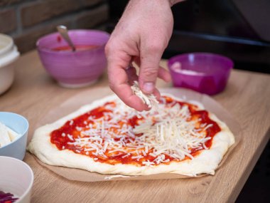 Parçalanmış Mozzarella Peyniri ile Pizza Üstü Adam