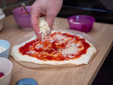Parçalanmış Mozzarella Peyniri ile Pizza Üstü Adam