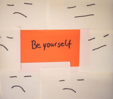 Parlak Turuncu Nota Üzgün Yüzler Konseptinden Göze çarpıyor