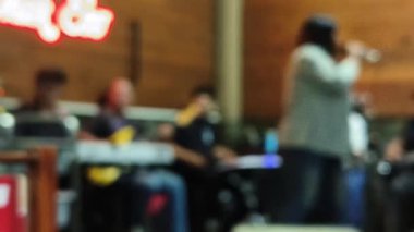 Sahnede çalan bir grubun temasıyla bulanık, odaklanmış, kaçırılmış odak video arkaplanı