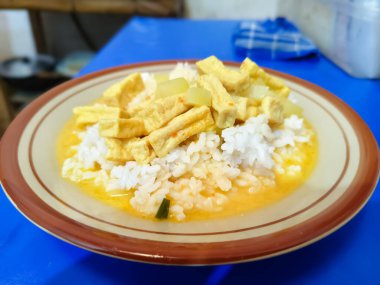Sayur lodeh Hindistan cevizi sütü ve tofuyla yapılan tipik bir Endonezya yemeğidir.