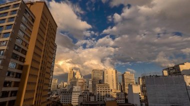 Gökdelenlerin gökyüzüne dokunduğu ve kentsel manzaraların enerjiyle yeşerdiği modern gökdelen şehrinin hayranlık uyandıran güzelliğini keşfedin. Gökyüzünü tanımlayan mimari harikalara hayret verici manzaralar sunan.