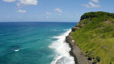 Sahil şeridinin yukarısında, el değmemiş bir plajın çarpıcı hava manzarasıyla süzül. Kristal berraklığında sular, yumuşak, altın gibi kumlarla buluşur ve mavi ile beyazın mükemmel bir karışımını yaratır. Ritmik dalgalardan sakin kıyılara büyüleyici bir manzara..