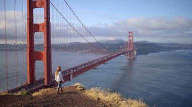 Golden Gate Köprüsü 'nde, San Francisco Körfezi' nin zeminine karşı dimdik ve heybetli bir şekilde duran bir mucize. Çarpıcı turuncu kırmızı kemerleri su boyunca uzanıyor ve her açıdan nefes kesici bir manzara sunuyor.