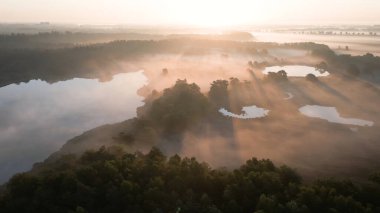 Güneşin doğuşunun nefes kesen güzelliğini deneyimleyin, ışığın ilk ışınları ufku aydınlatır ve gökyüzünü turuncu, pembe ve altın renkli canlı renklerle boyar. Doğanın günlük şaheserine tanık olun. Dünya uyanıyor, barış anı sunuyor..