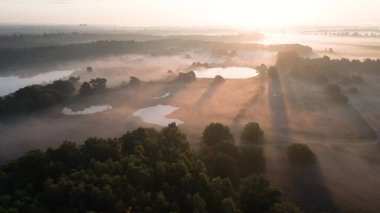 Güneşin doğuşunun nefes kesen güzelliğini deneyimleyin, ışığın ilk ışınları ufku aydınlatır ve gökyüzünü turuncu, pembe ve altın renkli canlı renklerle boyar. Doğanın günlük şaheserine tanık olun. Dünya uyanıyor, barış anı sunuyor..