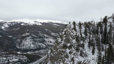 Unutulmaz bir dağ vadisi turuna katılın. Yüksek tepeler yemyeşil vadileri sarar ve kıvrımlı nehirler manzarayı oyar. Doğanın nefes kesici güzelliğini, panoramik manzarasını ve huzurlu patikalarını keşfedin..
