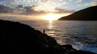 Güneşin doğuşunun nefes kesen güzelliğini deneyimleyin, ışığın ilk ışınları ufku aydınlatır ve gökyüzünü turuncu, pembe ve altın renkli canlı renklerle boyar. Doğanın günlük şaheserine tanık olun. Dünya uyanıyor, barış anı sunuyor..