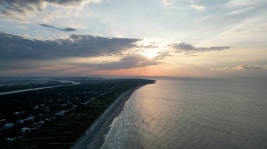Güneşin doğuşunun nefes kesen güzelliğini deneyimleyin, ışığın ilk ışınları ufku aydınlatır ve gökyüzünü turuncu, pembe ve altın renkli canlı renklerle boyar. Doğanın günlük şaheserine tanık olun. Dünya uyanıyor, barış anı sunuyor..
