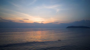 Güneşin doğuşunun nefes kesen güzelliğini deneyimleyin, ışığın ilk ışınları ufku aydınlatır ve gökyüzünü turuncu, pembe ve altın renkli canlı renklerle boyar. Doğanın günlük şaheserine tanık olun. Dünya uyanıyor, barış anı sunuyor..