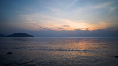 Güneşin doğuşunun nefes kesen güzelliğini deneyimleyin, ışığın ilk ışınları ufku aydınlatır ve gökyüzünü turuncu, pembe ve altın renkli canlı renklerle boyar. Doğanın günlük şaheserine tanık olun. Dünya uyanıyor, barış anı sunuyor..