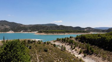 Dağların ve vadilerin karla kaplı güzelliğine dalın. İster maceraperest ol, ister barış düşkünü, bu kış harikalar diyarı bir sonraki yolculuğun için mükemmel bir kaçış yolu sunuyor..